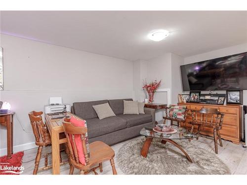 31 Courtice Crescent, Collingwood, ON - Indoor Photo Showing Living Room