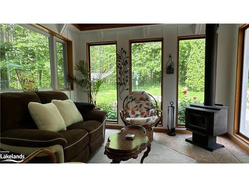 345 Puddicombe Road, Midland, ON - Indoor Photo Showing Living Room