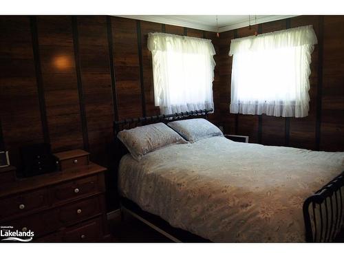 27 John Street, Burk'S Falls, ON - Indoor Photo Showing Bedroom