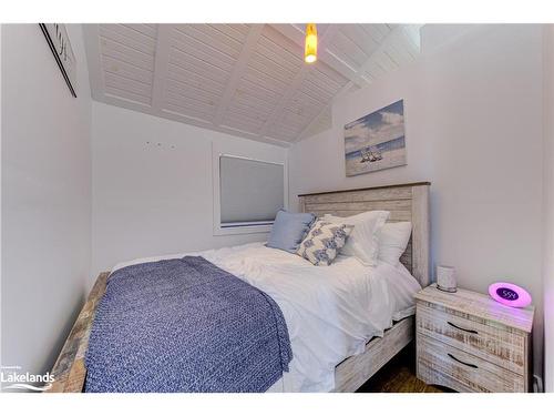 278 Coastline Drive, Wasaga Beach, ON - Indoor Photo Showing Bedroom