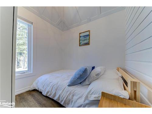 278 Coastline Drive, Wasaga Beach, ON - Indoor Photo Showing Bedroom