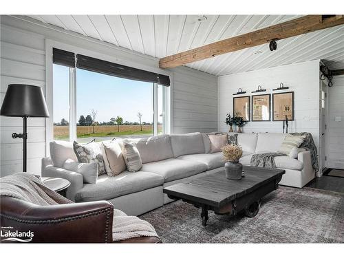 469018 Grey 31 Road, Feversham, ON - Indoor Photo Showing Living Room