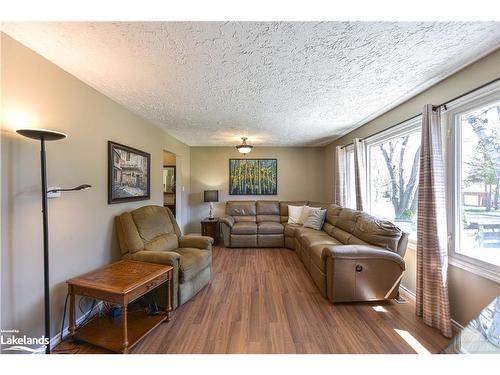 2A Wallis Street, Oro-Medonte, ON - Indoor Photo Showing Living Room