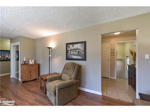 2A Wallis Street, Oro-Medonte, ON - Indoor Photo Showing Living Room