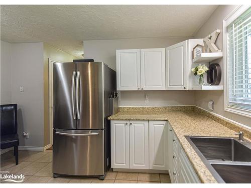 2A Wallis Street, Oro-Medonte, ON - Indoor Photo Showing Kitchen