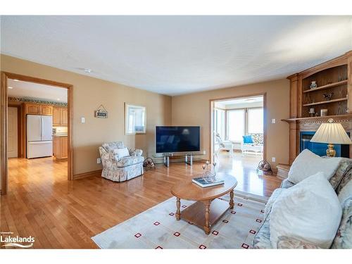 8485 Highway 93, Tiny, ON - Indoor Photo Showing Living Room