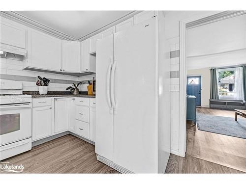 16 Alice Street, Hamilton, ON - Indoor Photo Showing Kitchen