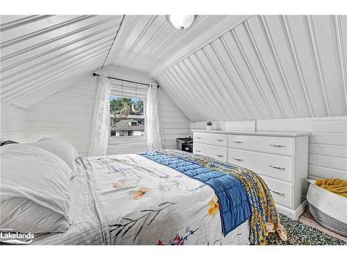 16 Alice Street, Hamilton, ON - Indoor Photo Showing Bedroom