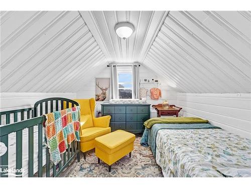 16 Alice Street, Hamilton, ON - Indoor Photo Showing Bedroom