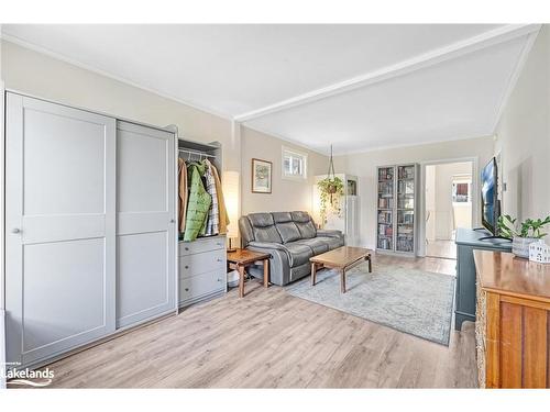 16 Alice Street, Hamilton, ON - Indoor Photo Showing Living Room