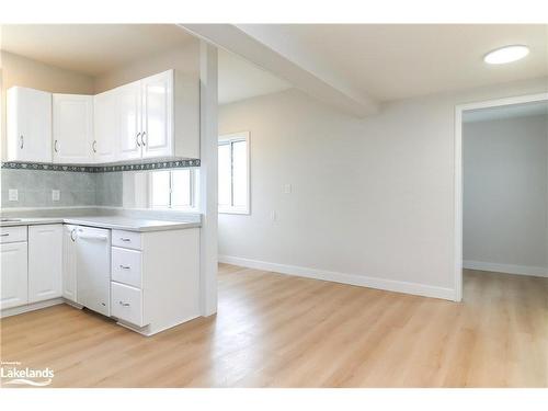 15 Hawthorne Drive, Innisfil, ON - Indoor Photo Showing Kitchen