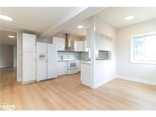 15 Hawthorne Drive, Innisfil, ON - Indoor Photo Showing Kitchen