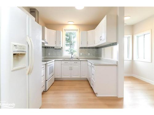 15 Hawthorne Drive, Innisfil, ON - Indoor Photo Showing Kitchen