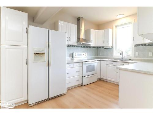 15 Hawthorne Drive, Innisfil, ON - Indoor Photo Showing Kitchen