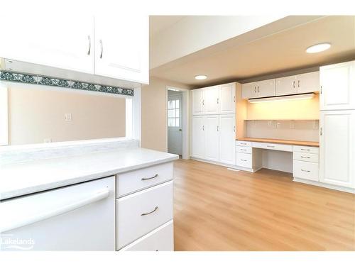 15 Hawthorne Drive, Innisfil, ON - Indoor Photo Showing Kitchen