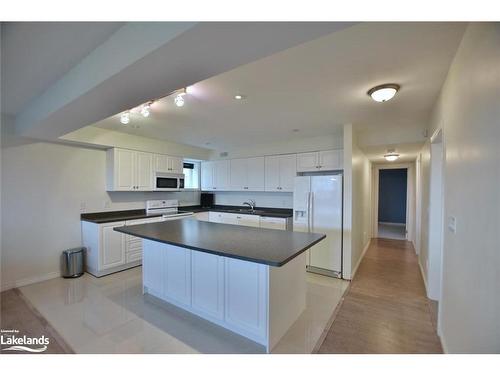 21 Waterview Road, Wasaga Beach, ON - Indoor Photo Showing Kitchen