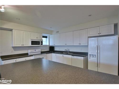 21 Waterview Road, Wasaga Beach, ON - Indoor Photo Showing Kitchen With Double Sink