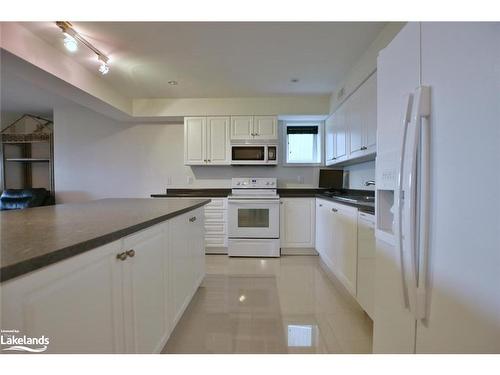 21 Waterview Road, Wasaga Beach, ON - Indoor Photo Showing Kitchen