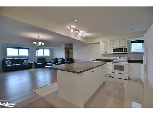 21 Waterview Road, Wasaga Beach, ON - Indoor Photo Showing Kitchen