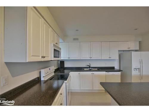 21 Waterview Road, Wasaga Beach, ON - Indoor Photo Showing Kitchen With Double Sink