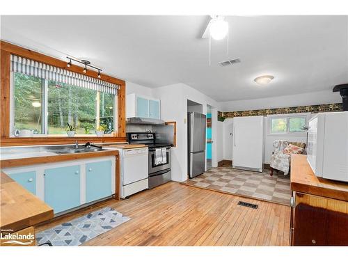 4 Stocking Lane, Huntsville, ON - Indoor Photo Showing Kitchen With Double Sink