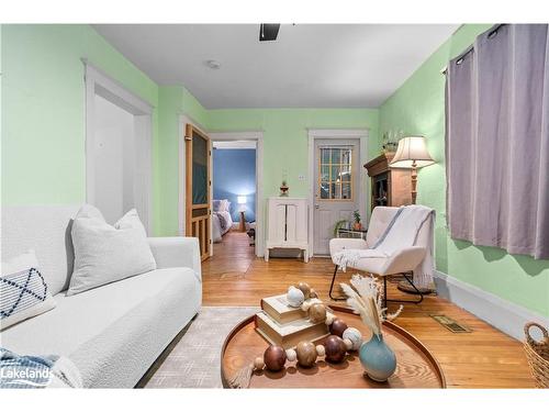 4 Stocking Lane, Huntsville, ON - Indoor Photo Showing Living Room