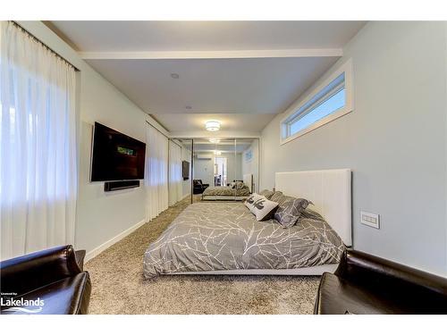 656 Oxbow Park Drive, Wasaga Beach, ON - Indoor Photo Showing Bedroom