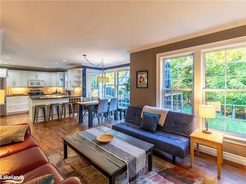 26 Coates Avenue, Bracebridge, ON - Indoor Photo Showing Living Room