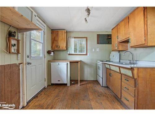 655 Evergreen Trail, Huntsville, ON - Indoor Photo Showing Kitchen