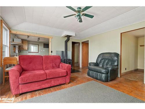 655 Evergreen Trail, Huntsville, ON - Indoor Photo Showing Living Room