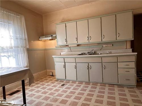 360 Ontario Street, Collingwood, ON - Indoor Photo Showing Kitchen With Double Sink