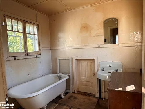 360 Ontario Street, Collingwood, ON - Indoor Photo Showing Bathroom