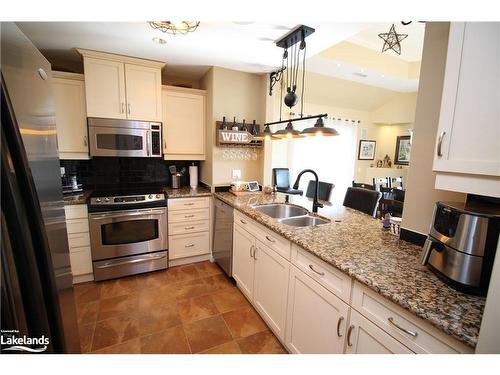 601-130 Steamship Bay Road, Gravenhurst, ON - Indoor Photo Showing Kitchen With Double Sink