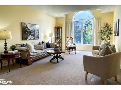 321 Balsam Street, Collingwood, ON - Indoor Photo Showing Living Room