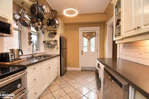 522 Aberdeen Avenue, Hamilton, ON - Indoor Photo Showing Kitchen With Double Sink