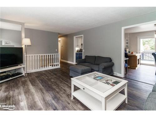 221 Maple Street, Bracebridge, ON - Indoor Photo Showing Living Room