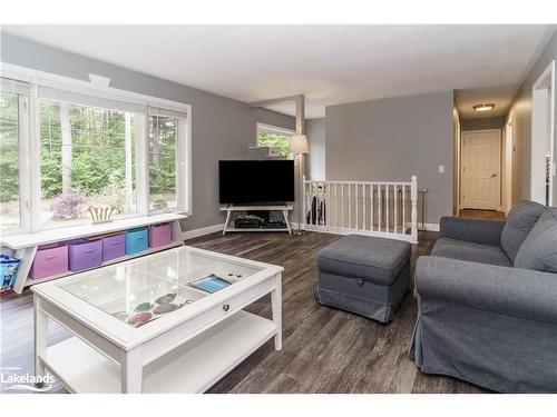 221 Maple Street, Bracebridge, ON - Indoor Photo Showing Living Room