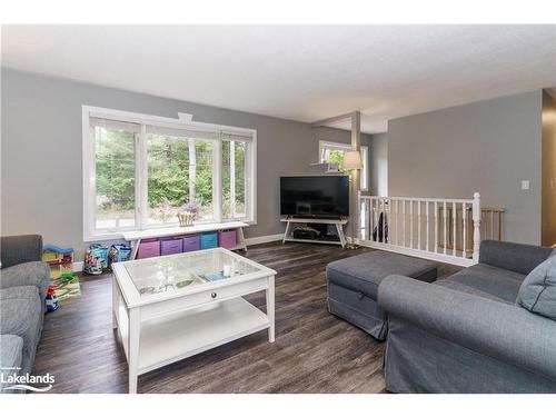 221 Maple Street, Bracebridge, ON - Indoor Photo Showing Living Room