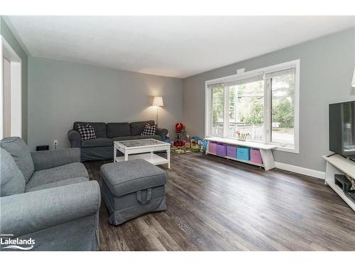 221 Maple Street, Bracebridge, ON - Indoor Photo Showing Living Room