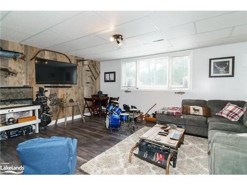 221 Maple Street, Bracebridge, ON - Indoor Photo Showing Living Room