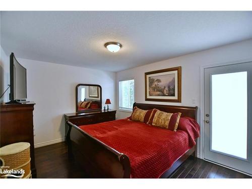 81 52Nd Street S, Wasaga Beach, ON - Indoor Photo Showing Bedroom