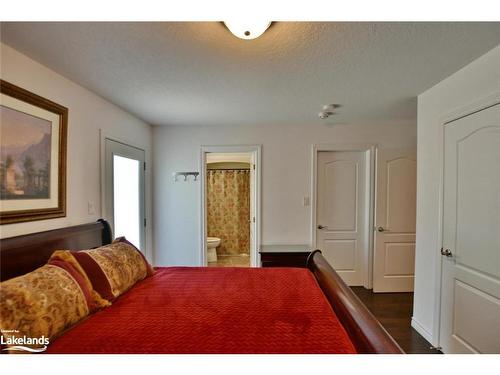 81 52Nd Street S, Wasaga Beach, ON - Indoor Photo Showing Bedroom