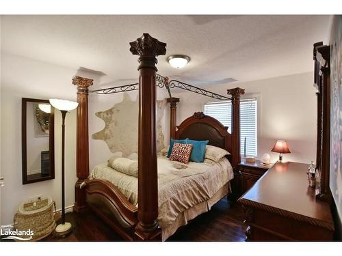 81 52Nd Street S, Wasaga Beach, ON - Indoor Photo Showing Bedroom