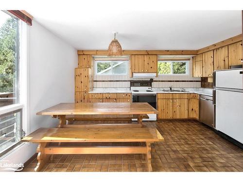 146 Campbell Crescent, The Blue Mountains, ON - Indoor Photo Showing Kitchen With Double Sink