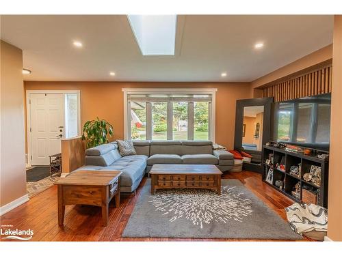 412 Manitoba Street, Bracebridge, ON - Indoor Photo Showing Living Room