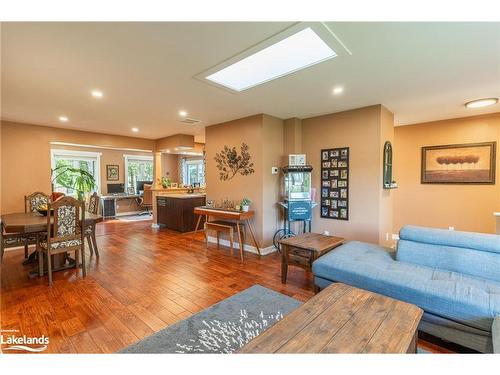 412 Manitoba Street, Bracebridge, ON - Indoor Photo Showing Living Room