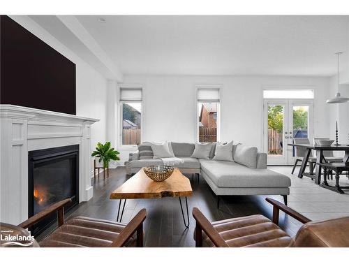 101 Garbutt Crescent, Collingwood, ON - Indoor Photo Showing Living Room With Fireplace