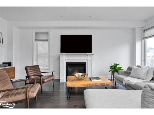 101 Garbutt Crescent, Collingwood, ON - Indoor Photo Showing Living Room With Fireplace