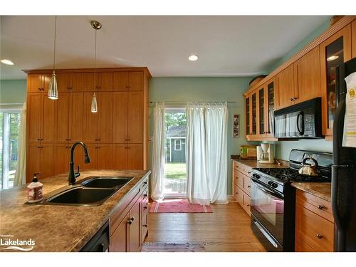 21 47Th Street N, Wasaga Beach, ON - Indoor Photo Showing Kitchen With Double Sink