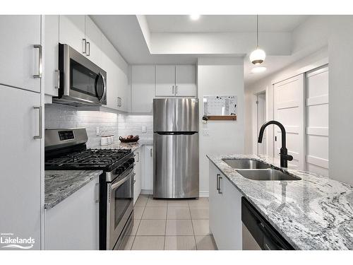 17 Spooner Crescent, Collingwood, ON - Indoor Photo Showing Kitchen With Double Sink With Upgraded Kitchen